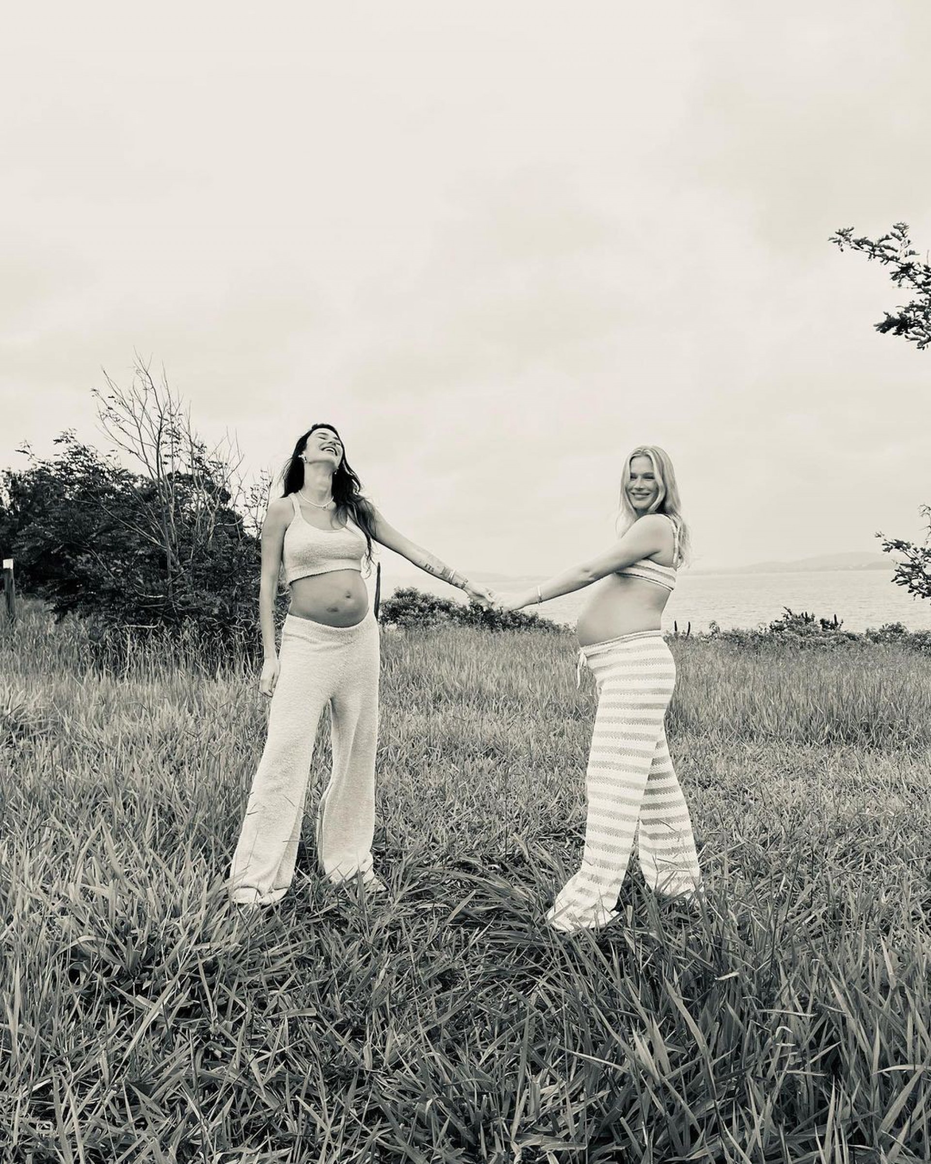 Thaila Ayala e Fiorella Mattheis posam mostrando as barrigas - Reprodução Internet