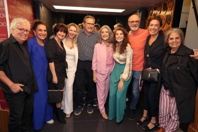 Famosos prestigiam peça de Lilia Cabral e Giulia Bertolli no Rio