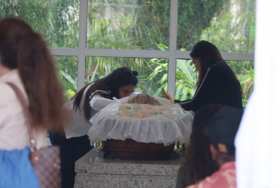 Familiares e amigos se despedem de Renatinho, do Bokaloka