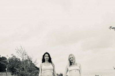 Thaila Ayla e Fiorella Mattheis posam em campo aberto mostrando as barrigas