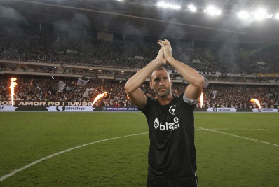 Com renovação encaminhada, Joel Carli já tem data para se reapresentar ao Botafogo