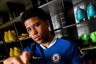 Chelsea anuncia a contratação de Andrey Santos, ex-Vasco