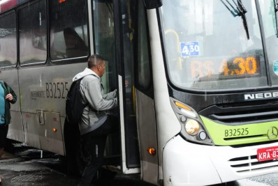 Passageiros reclamam do aumento da passagem de ônibus no Rio
