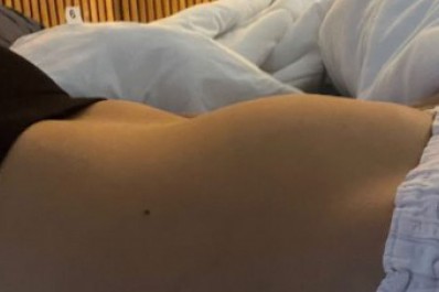 Namorada de Lipe Ribeiro, Dessa Castorino mostra barriga de gestação aparecendo: 'De manhã da pra ver muito!'