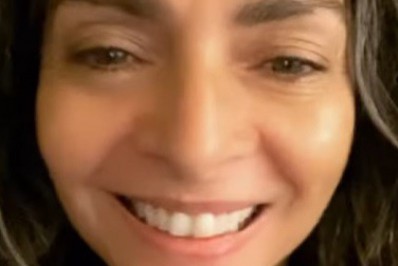 Claudia Ohana comemora alta hospitalar da filha: 'Muito feliz'