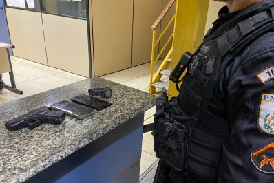 Dois homens são presos após roubarem taxista na Zona Norte