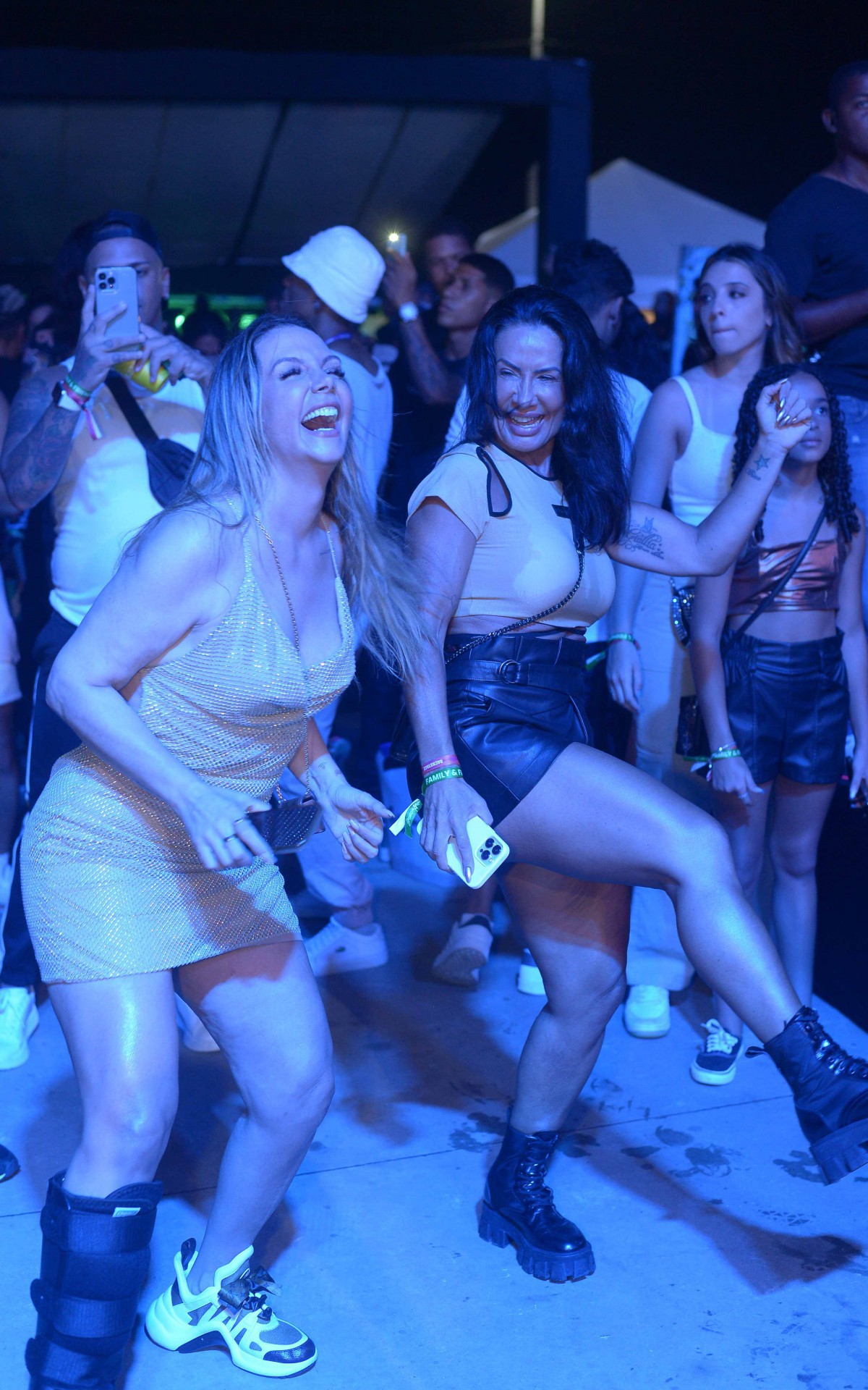 Carla Perez e Sheila Carvalho dan&ccedil;am muito no ensaio do Bloco da Anitta