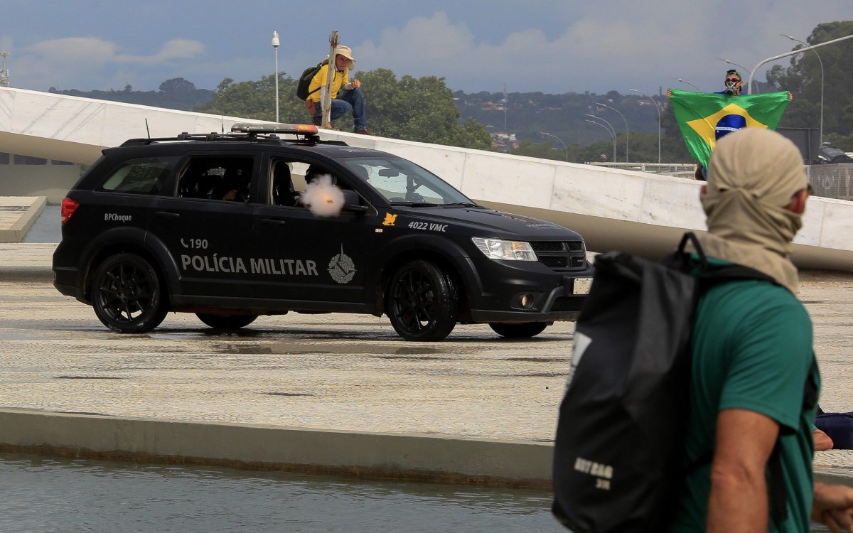 Pol&iacute;cia Militar lan&ccedil;a g&aacute;s lacrimog&ecirc;neo contra apoiadores de Bolsonaro - Sergio Lima / AFP