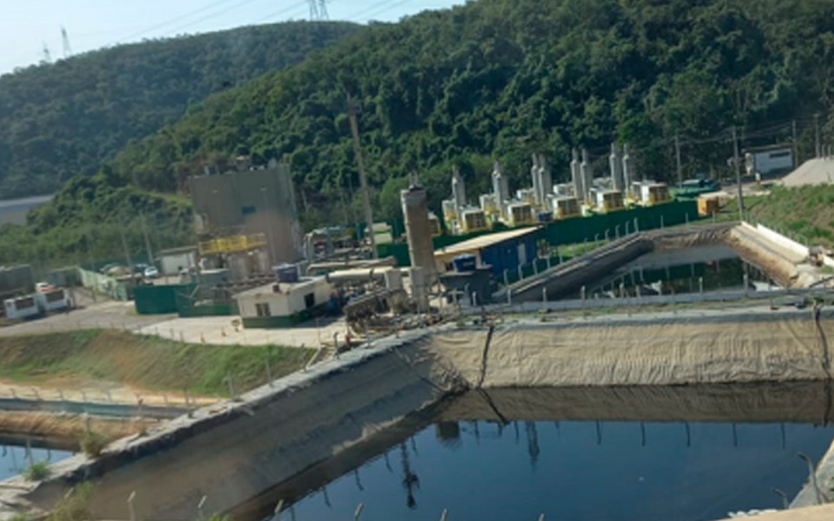A central de tratamento de res&iacute;duos l&iacute;quidos, em Nova Igua&ccedil;u, e ao fundo um morro verde que faz parte da ind&uacute;stria de reciclagem de res&iacute;duos do Ecoparque