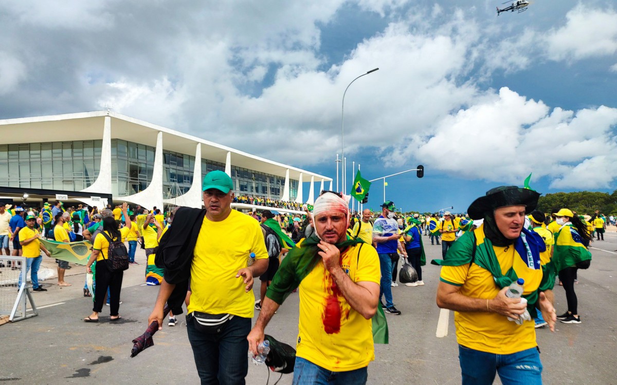 DF - BRAS&Iacute;LIA, MANIFESTA&Ccedil;&Otilde;ES - GERAL - BRAS&Iacute;LIA, MANIFESTA&Ccedil;&Otilde;ES - Manifestante contr&aacute;rios ao resultado das elei&ccedil;&otilde;es presidenciais de 2022 que elegeram o Luiz In&aacute;cio Lula da Silva, s&atilde;o vistos com ferimentos e camisa com manchas de sangue nas proximidades do Pal&aacute;cio do Planalto durante ato neste domingo (8) na capital federal Bras&iacute;lia. Os manifestantes pedem pela pris&atilde;o do presidente Lula e por interven&ccedil;&atilde;o militar
 
