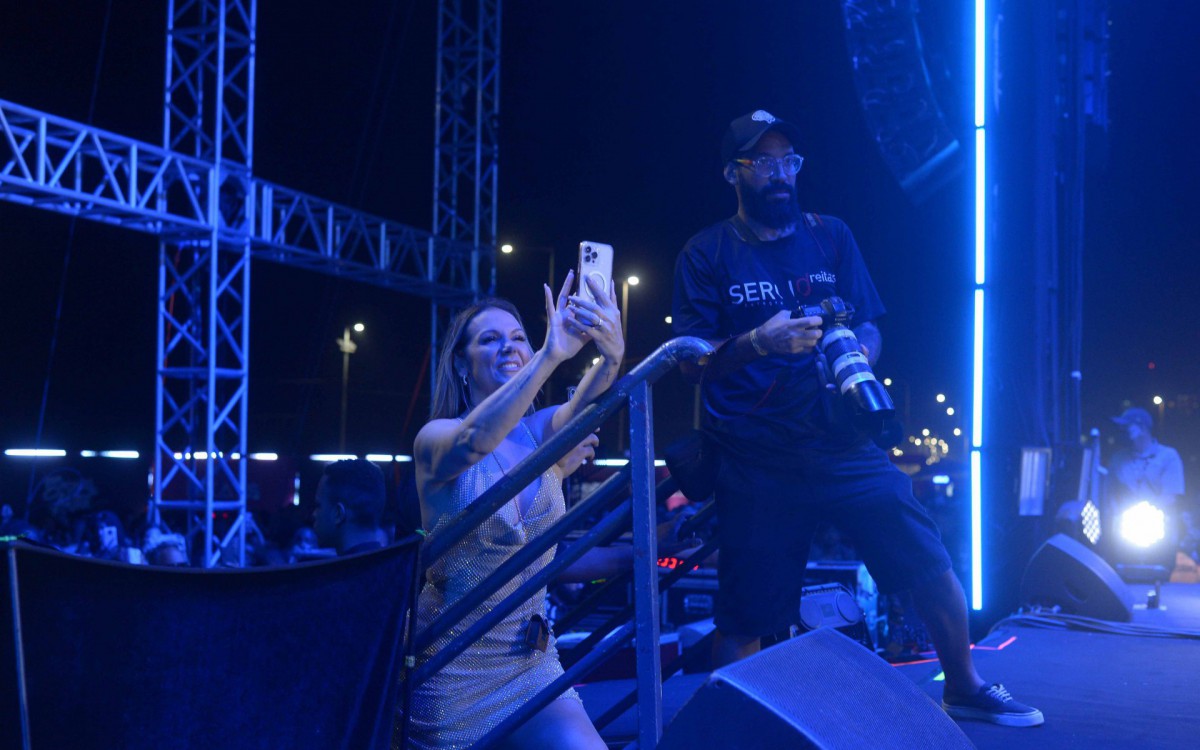 Carla Perez faz fotos e v&iacute;deos do marido, Xanddy