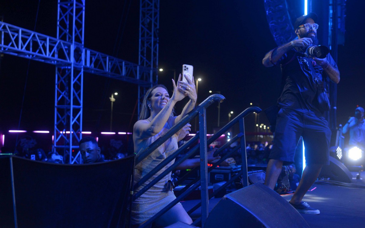 Carla Perez faz fotos e v&iacute;deos do marido, Xanddy