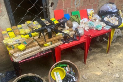 PM apreende fuzil e drogas na Comunidade da Vila Ruth, em Meriti