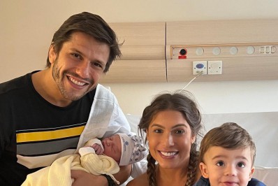 Bia Feres compartilha relato sobre o parto e foto com a família completa