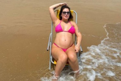 Viih Tube exibe barriguinha em clique na praia