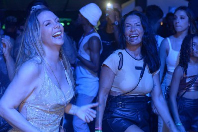 Carla Perez e Scheila Carvalho dançam muito em show de Anitta