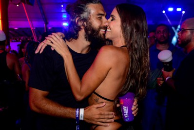 Deborah Secco e mais famosos curtem o pré-carnaval da Anitta