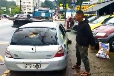 Descontrolado, homem quebra próprio carro