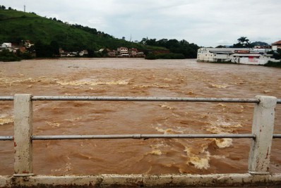 Rio transborda e interdita trânsito em trecho da Avenida Beira Rio, mas nível está diminuindo