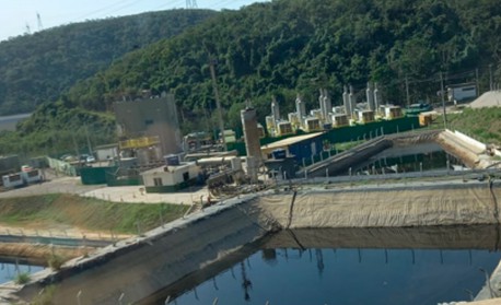 A central de tratamento de resíduos líquidos, em Nova Iguaçu, e ao fundo um morro verde que faz parte da indústria de reciclagem de resíduos do Ecoparque - Divulgação / Seeduc