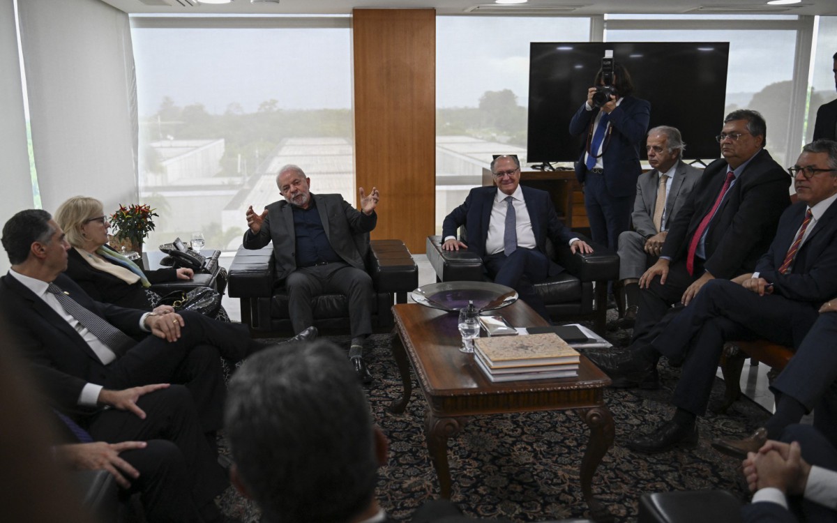 Brazil's President Luiz Inacio Lula Da Silva meets with Supreme Court ministers (L) and his Cabinet at Planalto Presidential Palace in Brasilia on January 9, 2023. Brazilian security forces locked down the area around Congress, the presidential palace and the Supreme Court Monday, a day after supporters of ex-president Jair Bolsonaro stormed the seat of power in riots that triggered an international outcry.
In stunning scenes reminiscent of the January 6, 2021 invasion of the US Capitol building by supporters of then-president Donald Trump, backers of Bolsonaro broke through police cordons and overran the seats of power in Brasilia, smashing windows and doors and ransacking offices.
 - CARL DE SOUZA / AFP