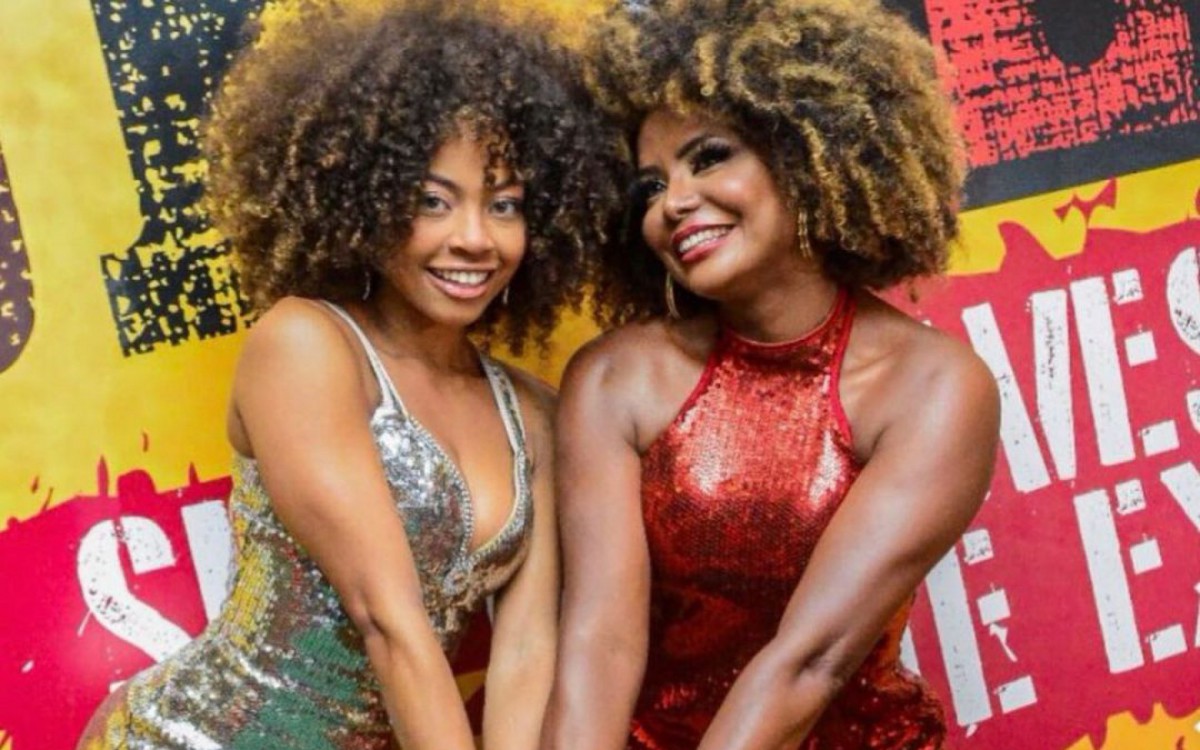 Lily Nobre e a m&atilde;e Adriana Bombom