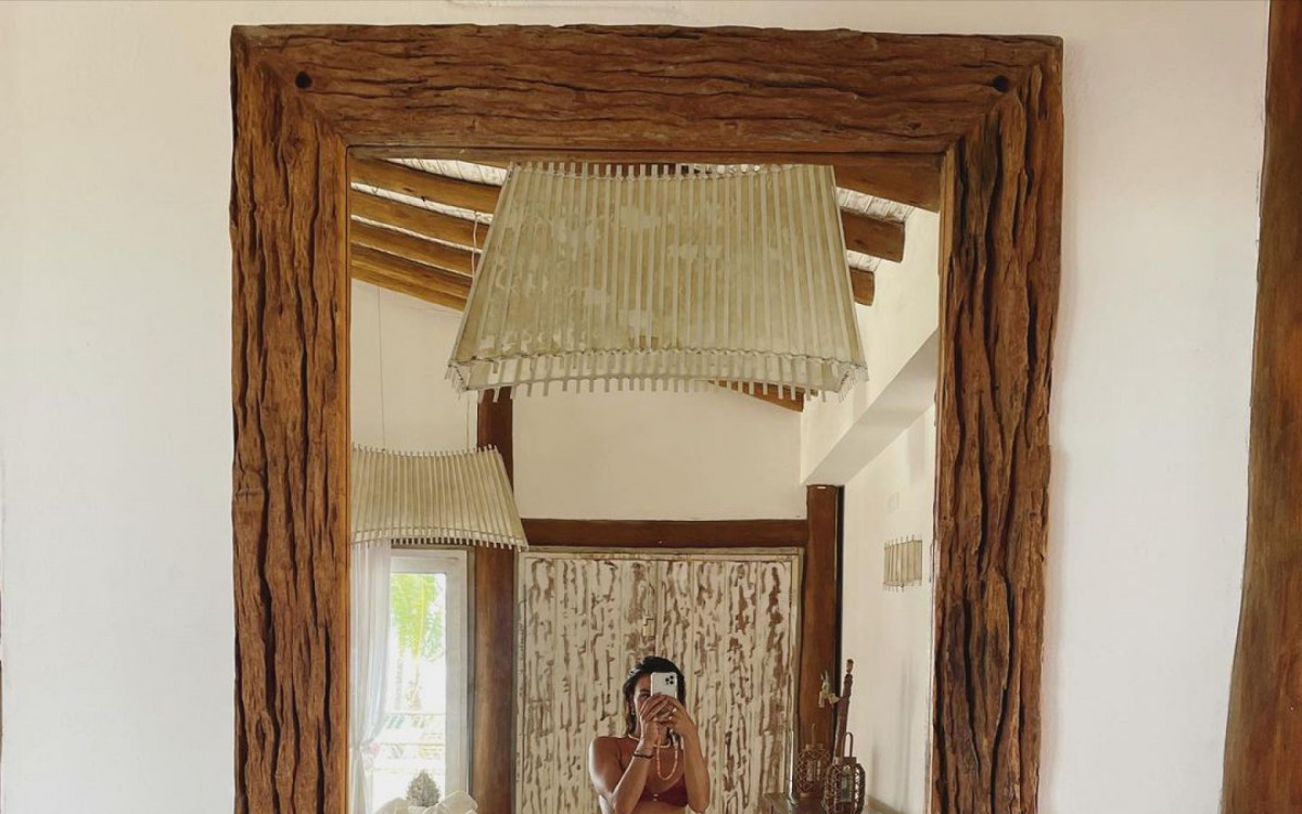 Isis Valverde compartilha fotos em Cara&iacute;va