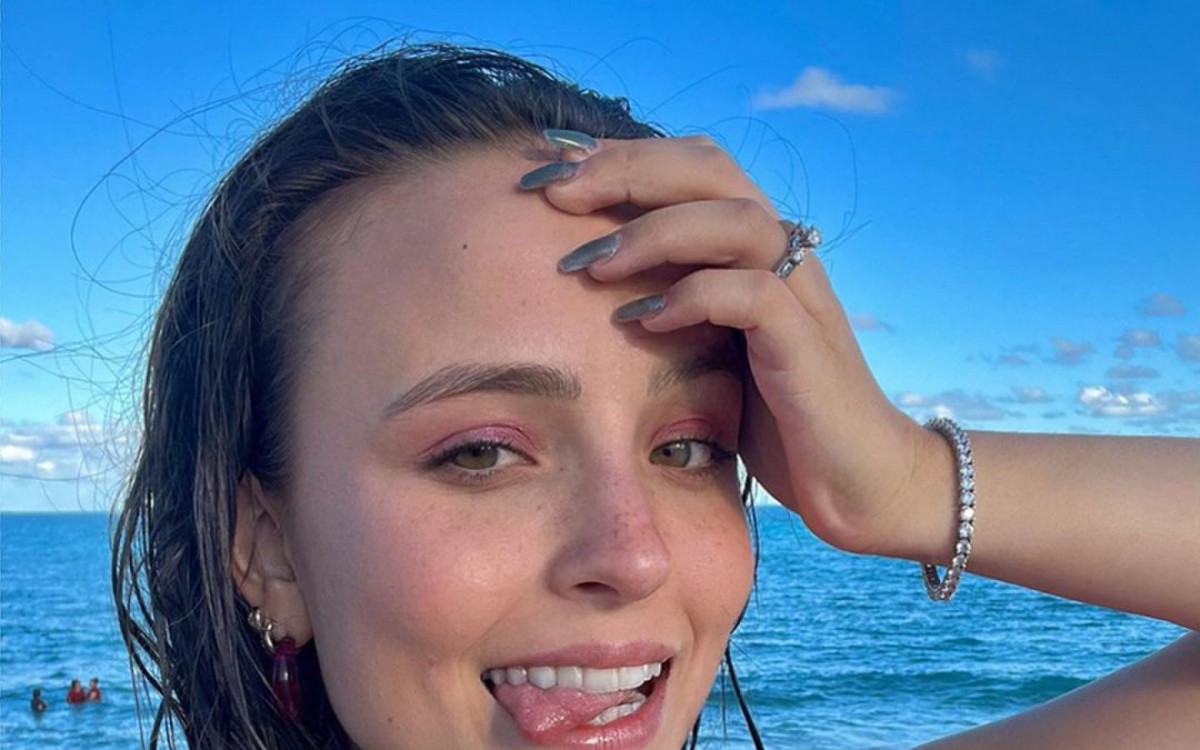 Larissa Manoela usou biquíni para curtir praia em Miami, nos EUA
