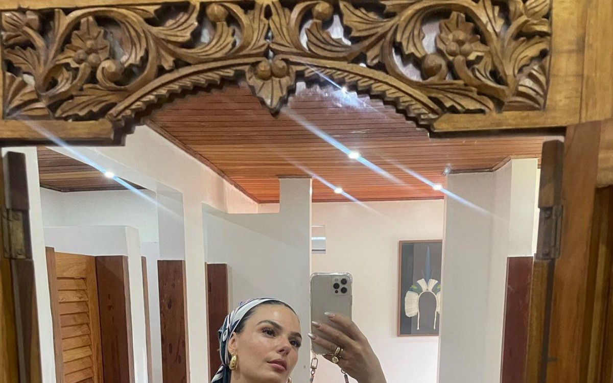 Isis Valverde compartilha fotos em Cara&iacute;va