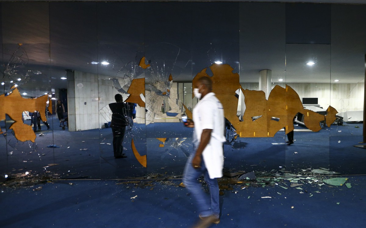 Diversas &aacute;reas sofreram depreda&ccedil;&otilde;es