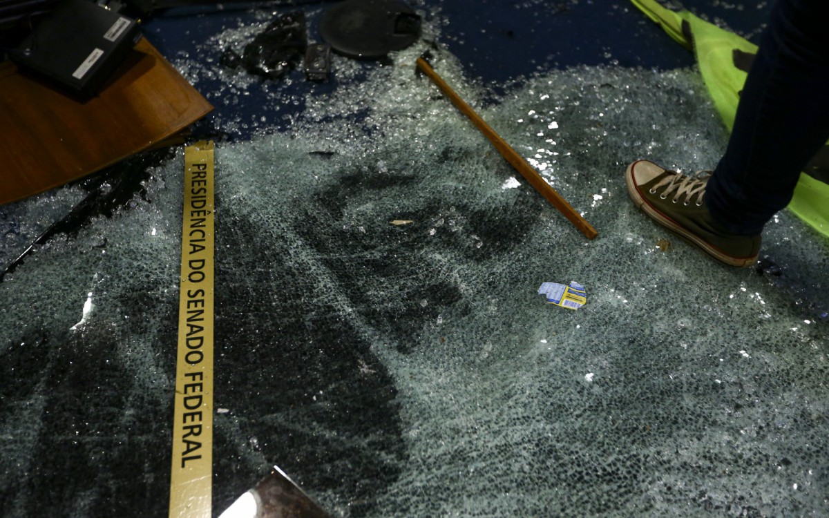 Estilha&ccedil;os de vidros espalhados pelo Senado Federal