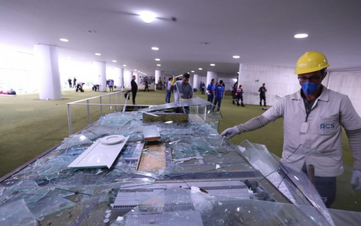 Maquete t&aacute;tica do Congresso Nacional destru&iacute;da pelos v&acirc;ndalos

