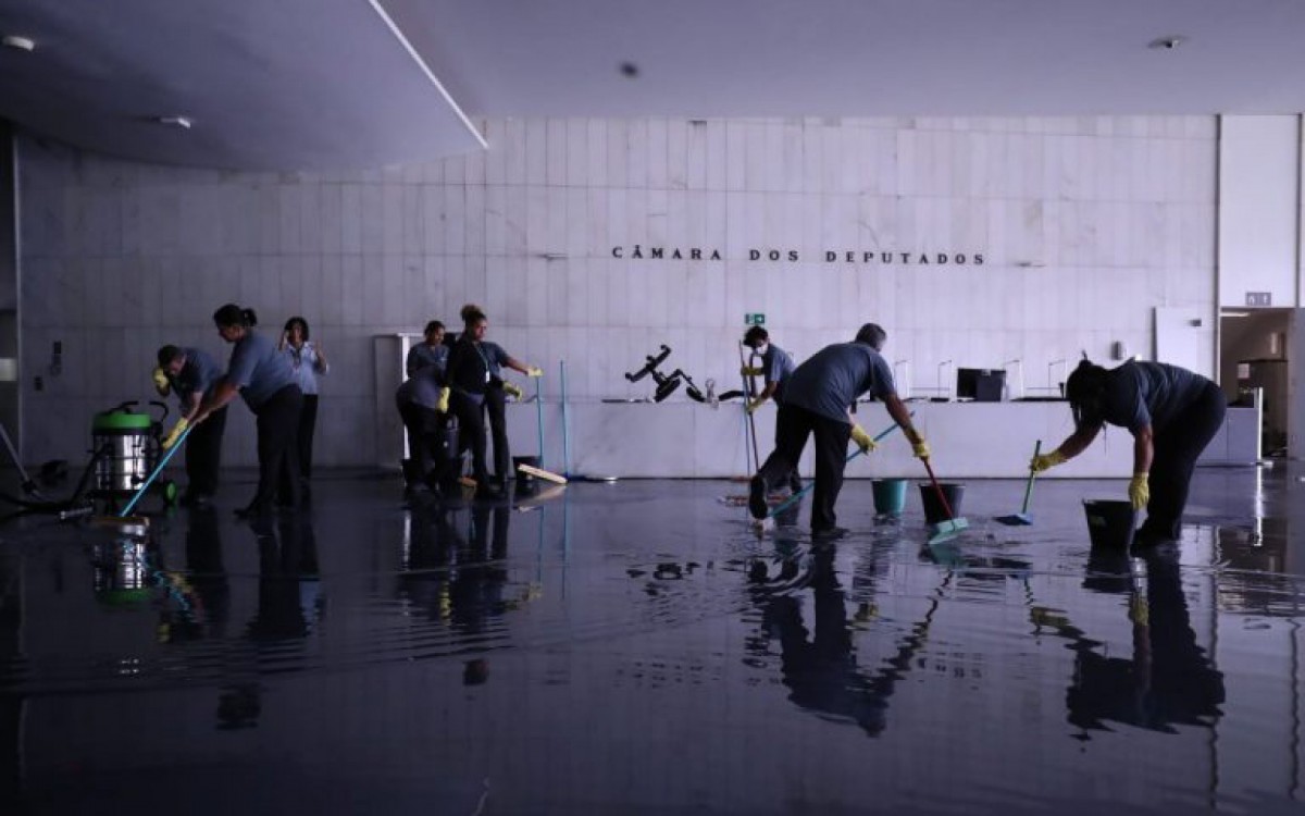 Funcion&aacute;rios limpam  Sal&atilde;o Negro do Congresso Nacional
