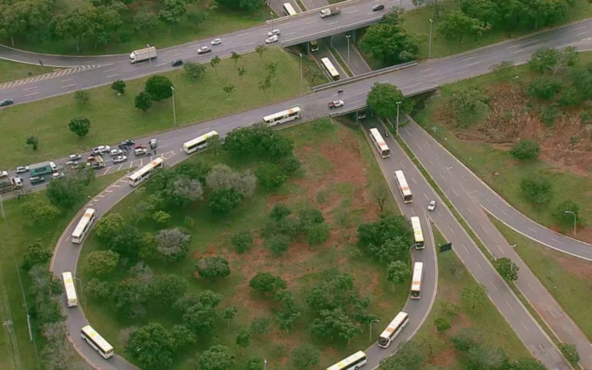 Comboio segue em direção a sede da Polícia Federal - Reprodução