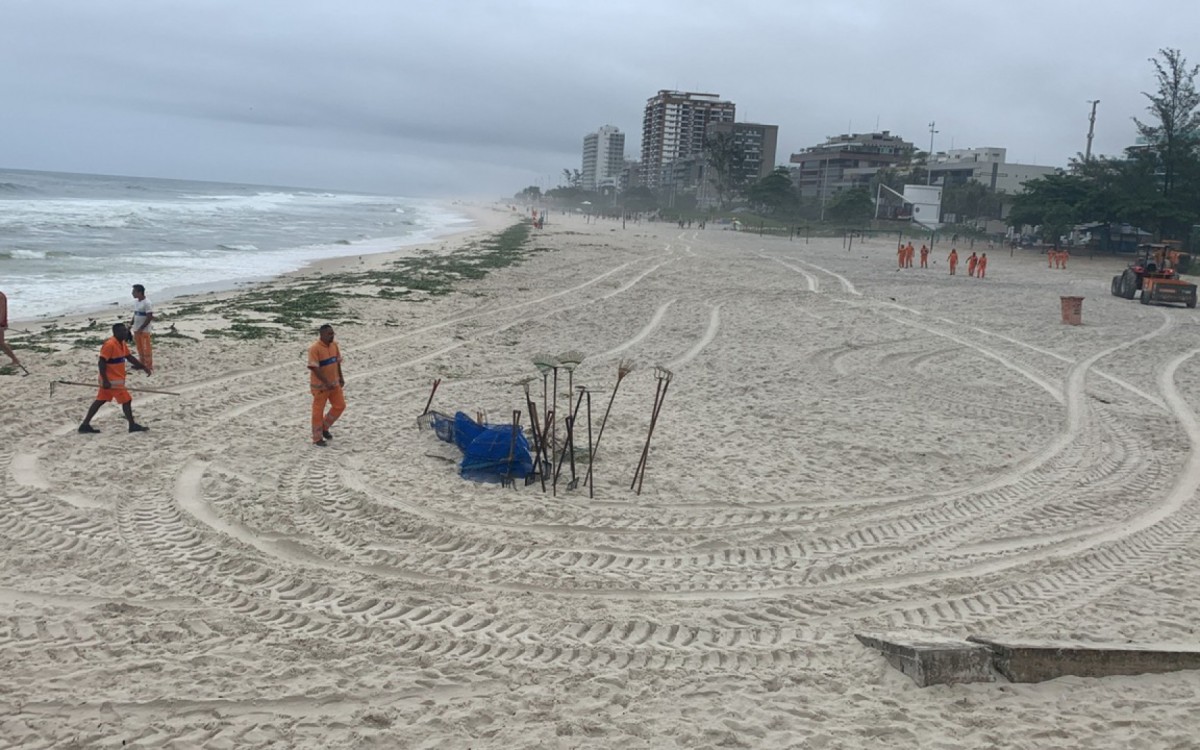 A&ccedil;&atilde;o contou com cerca de 70 garis e o apoio de duas p&aacute;s carregadeiras, quatro tratores de praia, cinco caminh&otilde;es basculantes e um compactador