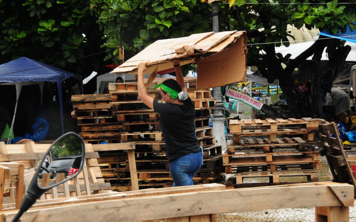 Desmonte do acampamento bolsonarista, na frente do CML. -  Estefan Radovicz/ Agência O Dia                                    