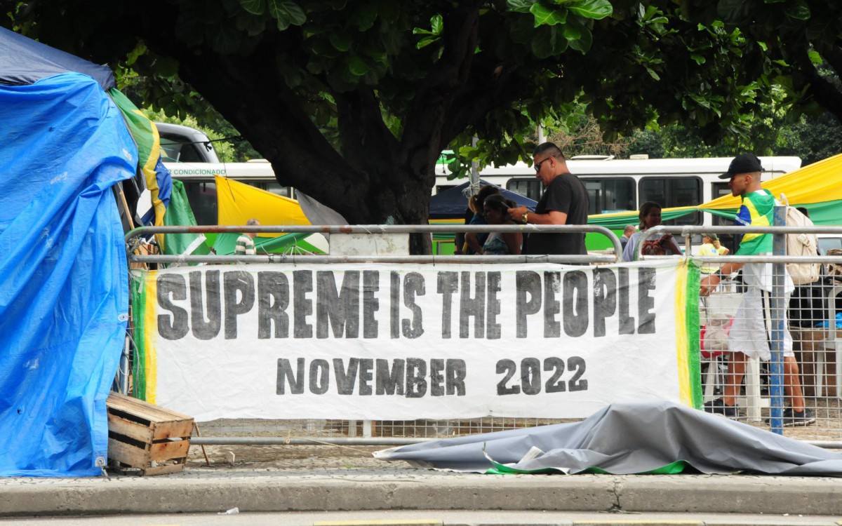 Desmonte do acampamento bolsonarista, na frente do CML. - Estefan Radovicz/ Agência O Dia                                      