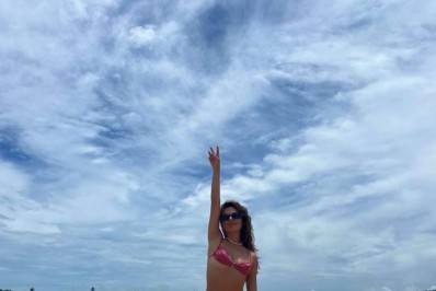 Isis Valverde compartilha cliques em Caraíva