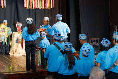 Devoção e louvor durante apresentação da Folia de Reis Estrela Guia em Teresópolis