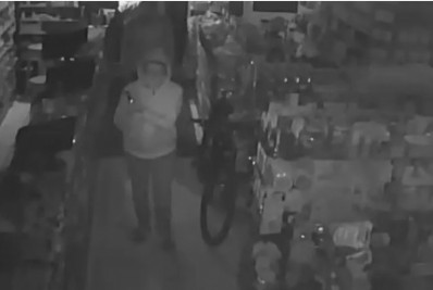 Câmeras de segurança flagram grupo de idosos roubando farmácia no Engenho Novo