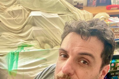 Rodrigo Lombardi lamenta obra em casa: 'Quem aguenta?'