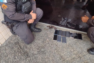 PM prende dois assaltantes com 10 celulares roubados em ônibus na Via Light, em Nilópolis