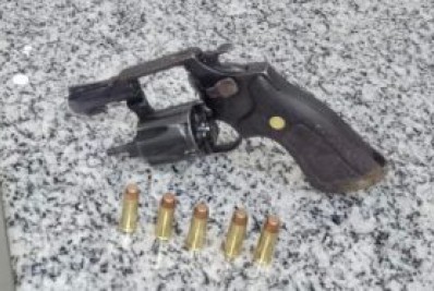 PM apreende revólver e munições em bar de Araruama
