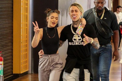 Mel Maia e Mc Daniel se divertem durante passeio em shopping no Rio
