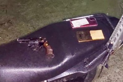 Dupla rouba celulares, foge de moto, bate em parede e acaba presa em Cabo Frio