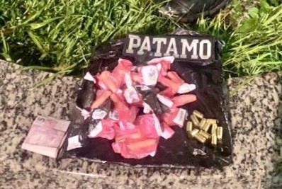 PM apreende carga de cocaína após troca de tiros com criminosos em Arraial do Cabo