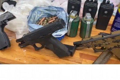 PM prende 2 criminosos em ação com um ferido e pistolas e granadas apreendidas em São João de Meriti