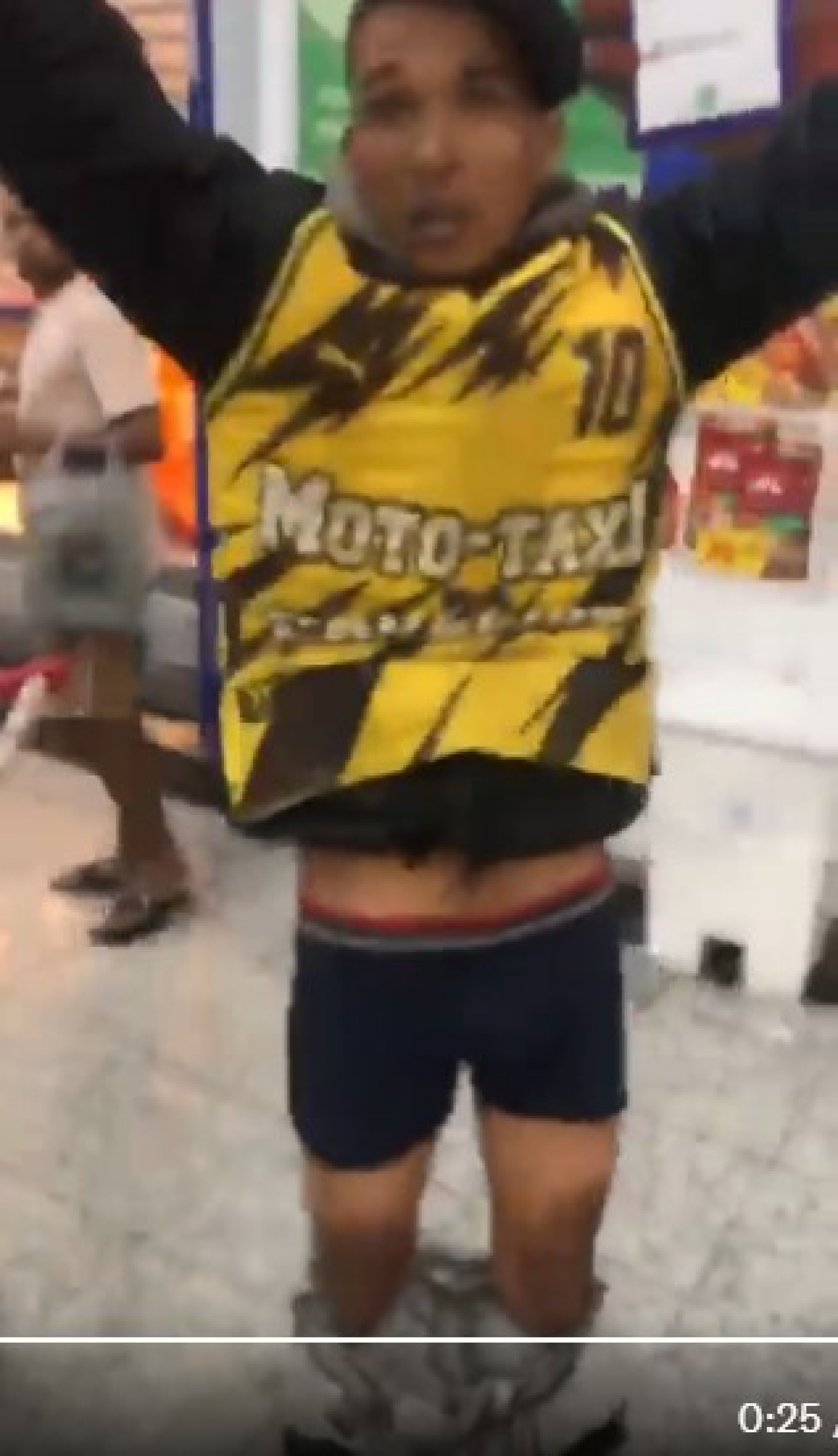 Mototaxista tira calça durante abordagem de seguranças do Guanabara da Penha