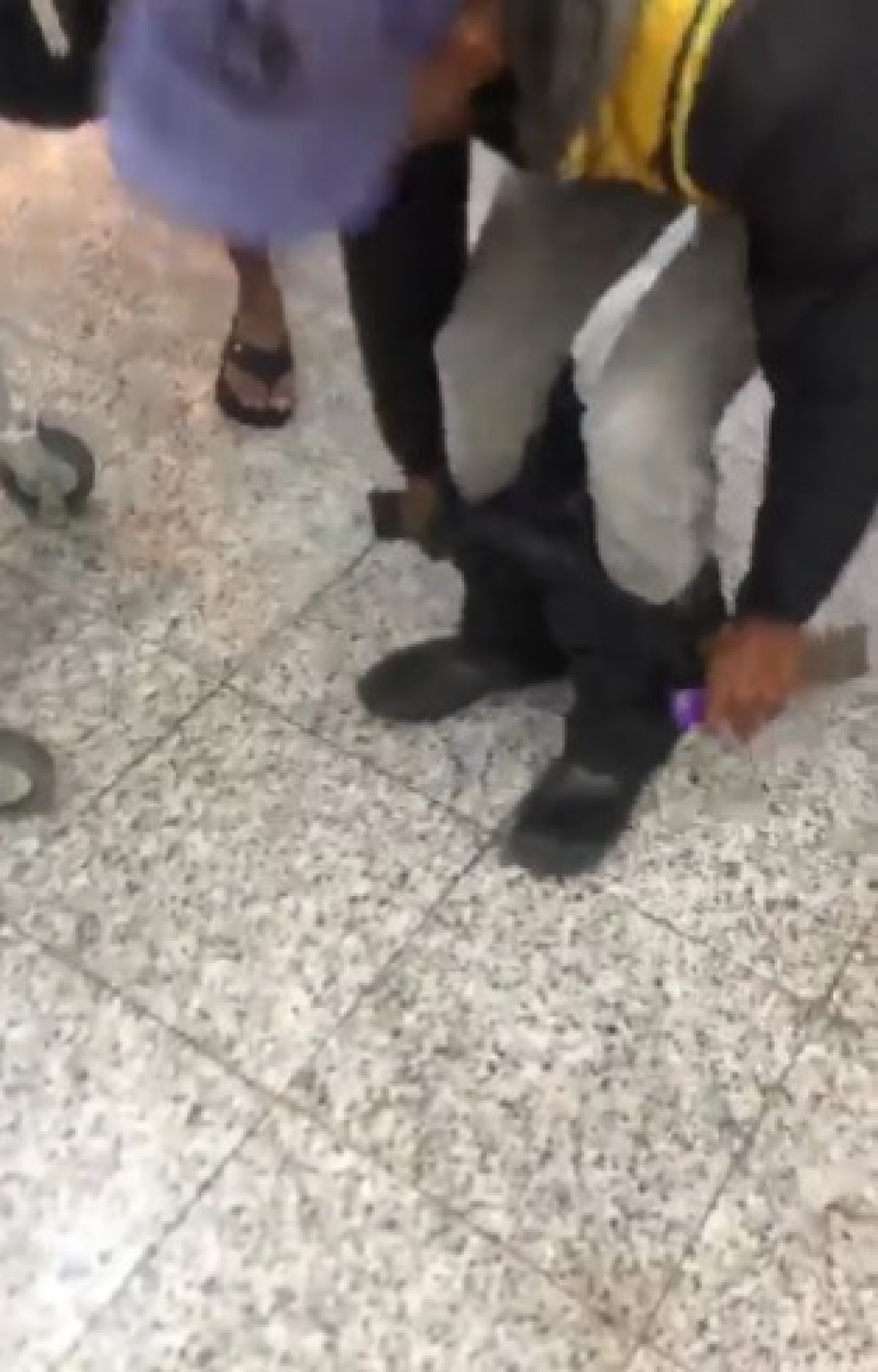 Mototaxista tira calça durante abordagem de seguranças do Guanabara da Penha