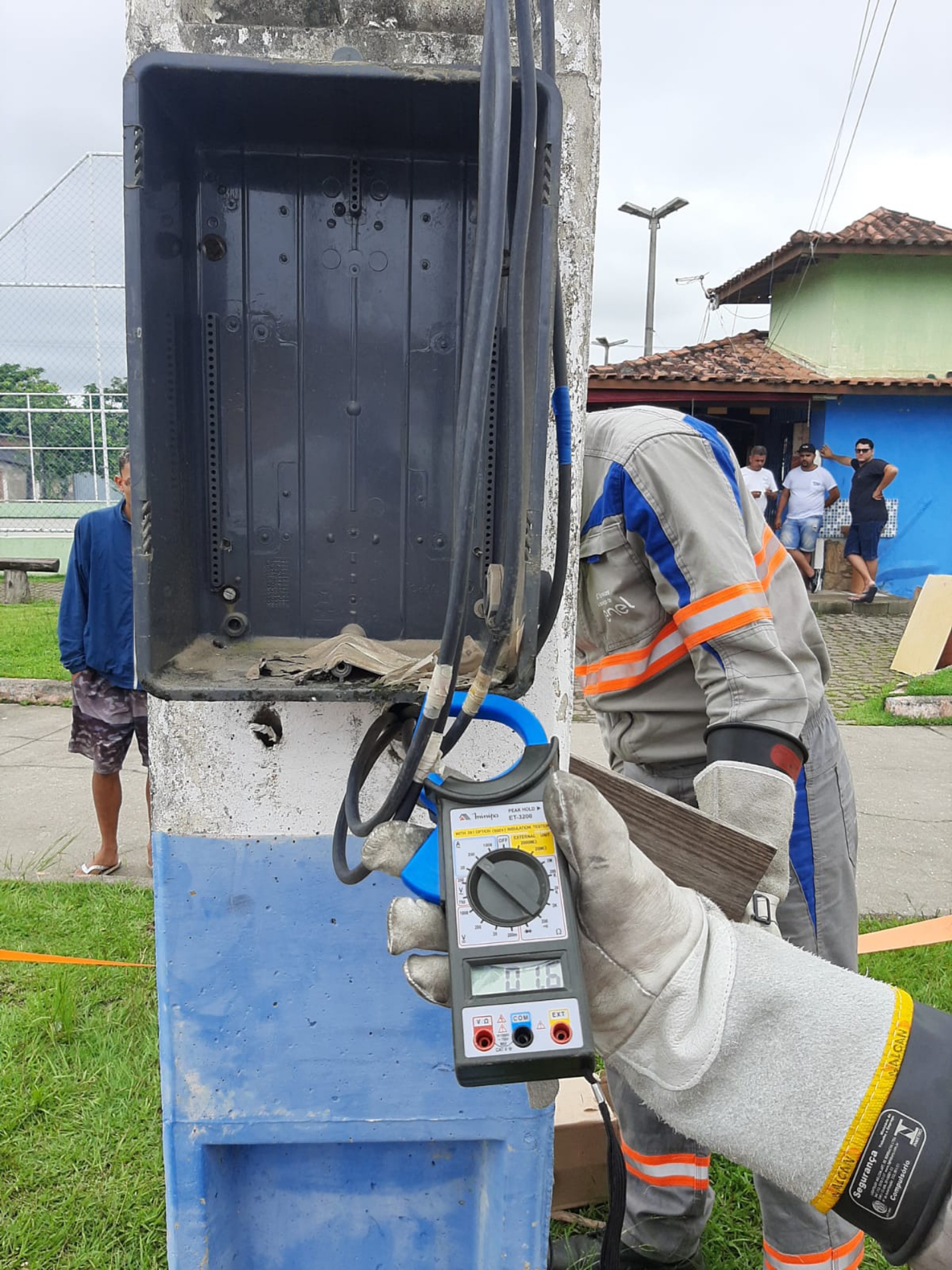 As ligações irregulares podem causar curtos-circuitos e sobrecarga na rede elétrica, ocasionando interrupção no fornecimento de energia.